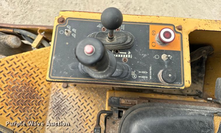 image for item OF9998 2002 Caterpillar  CP-323C single drum vibratory roller