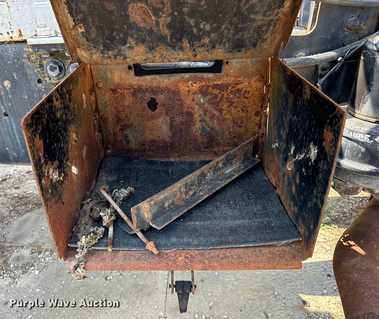 image for item OG9633 1994 Ford LT8000 ready mix truck