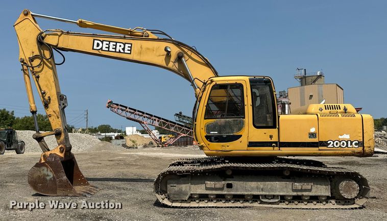 image for item OG9643 2001 John Deere 200LC excavator