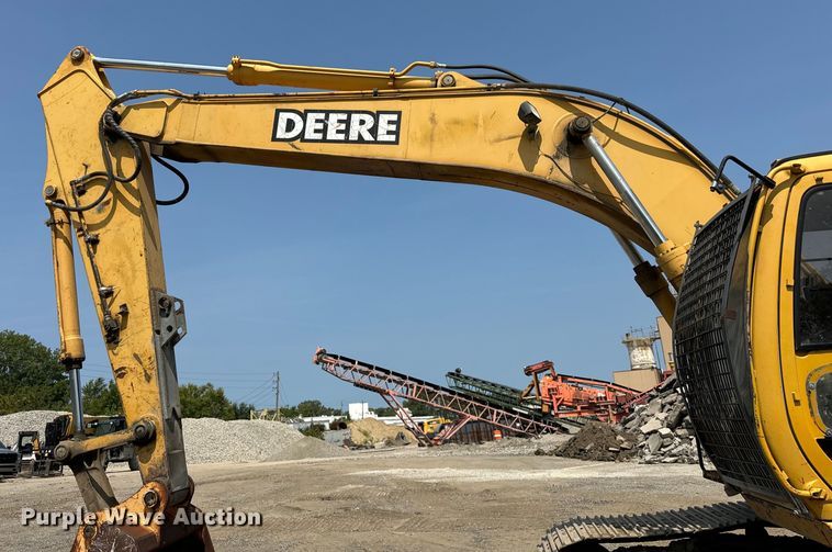 image for item OG9643 2001 John Deere 200LC excavator