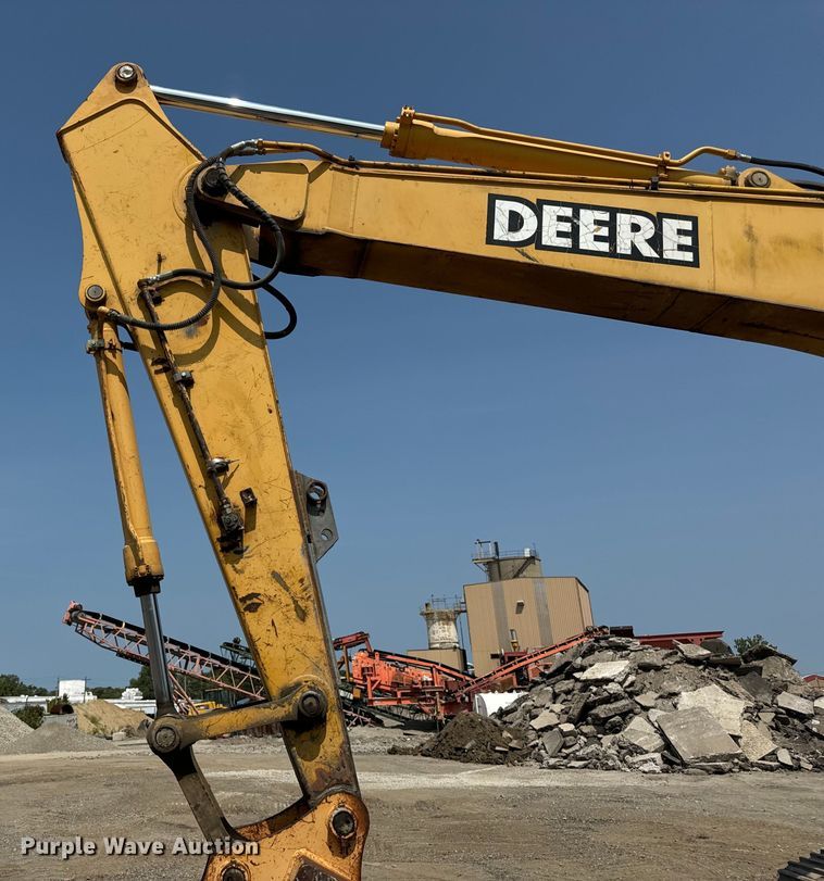 image for item OG9643 2001 John Deere 200LC excavator