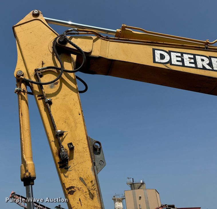 image for item OG9643 2001 John Deere 200LC excavator