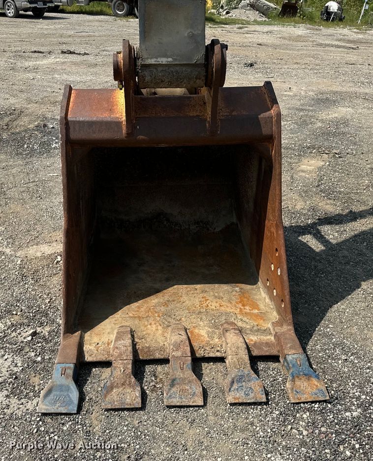 image for item OG9643 2001 John Deere 200LC excavator