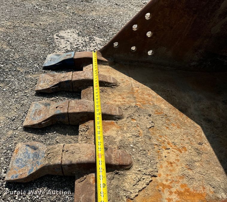 image for item OG9643 2001 John Deere 200LC excavator