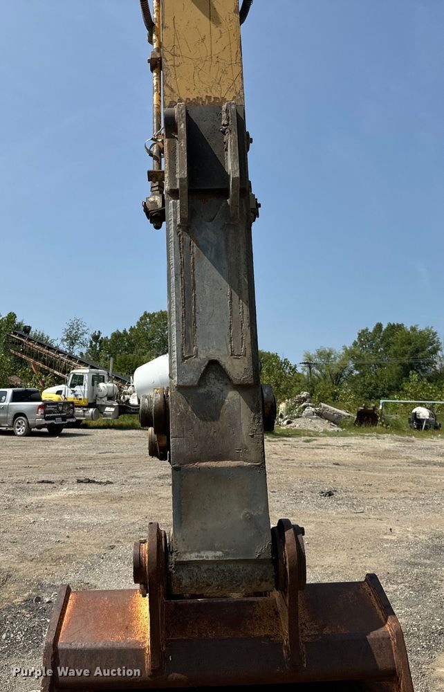 image for item OG9643 2001 John Deere 200LC excavator