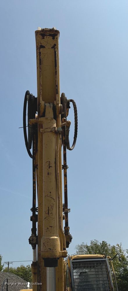 image for item OG9643 2001 John Deere 200LC excavator