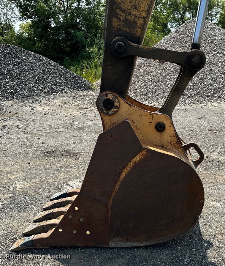 image for item OG9643 2001 John Deere 200LC excavator