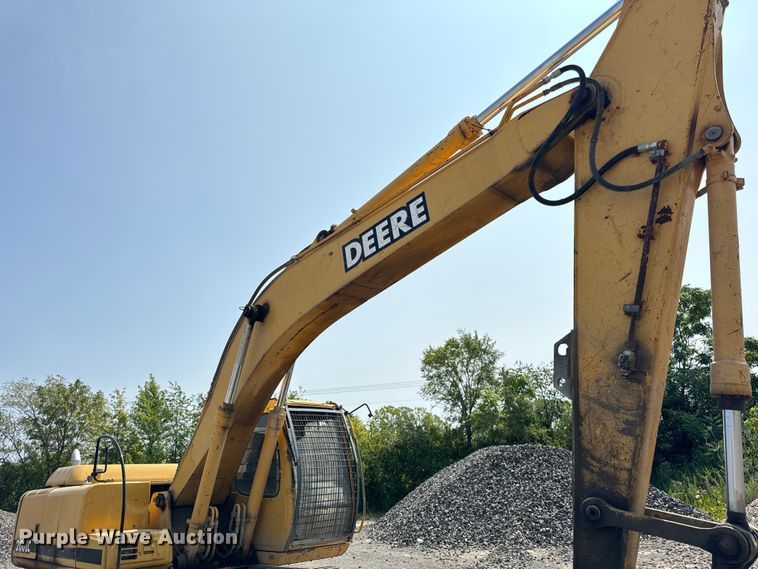 image for item OG9643 2001 John Deere 200LC excavator