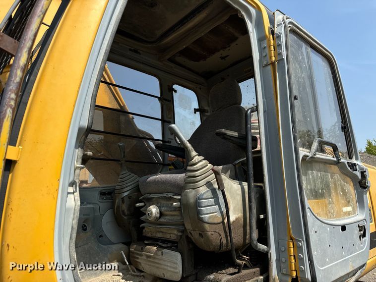 image for item OG9643 2001 John Deere 200LC excavator