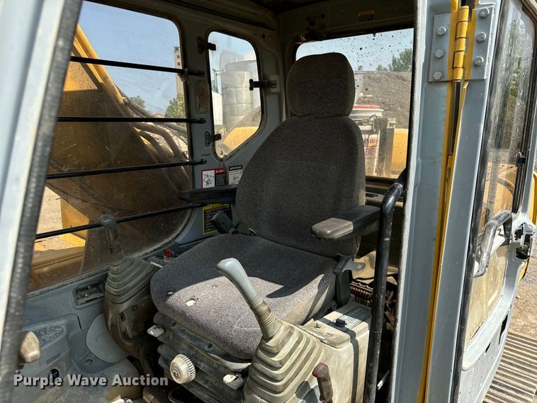 image for item OG9643 2001 John Deere 200LC excavator