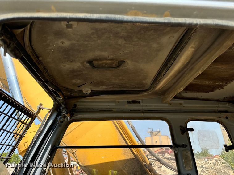 image for item OG9643 2001 John Deere 200LC excavator