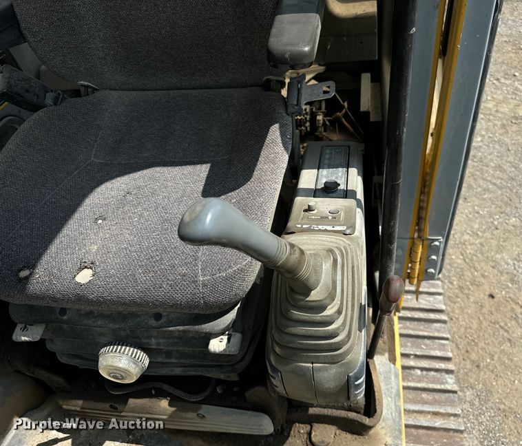 image for item OG9643 2001 John Deere 200LC excavator