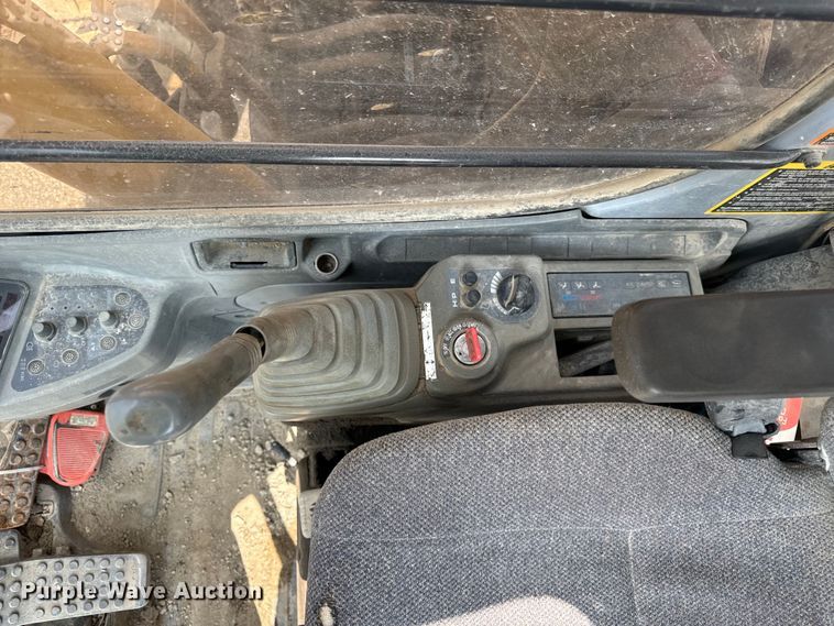 image for item OG9643 2001 John Deere 200LC excavator