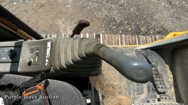 image for item OG9643 2001 John Deere 200LC excavator