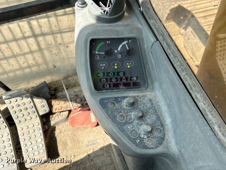 image for item OG9643 2001 John Deere 200LC excavator