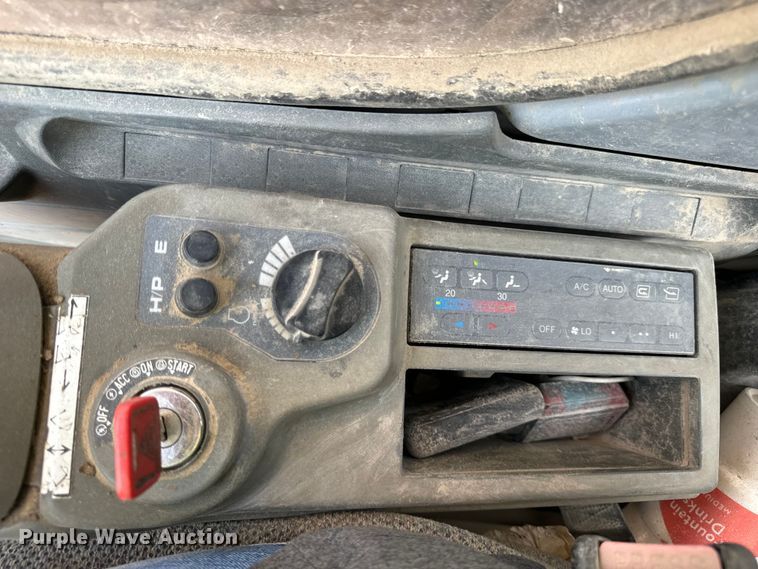 image for item OG9643 2001 John Deere 200LC excavator