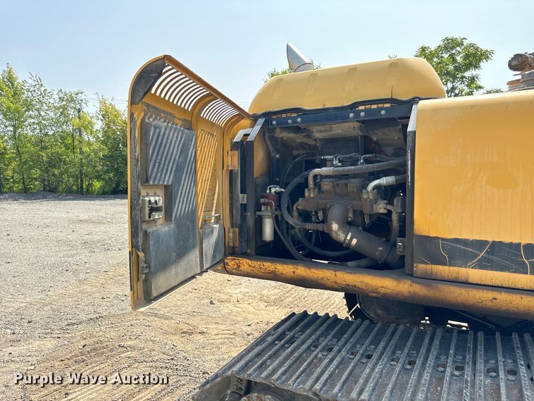 image for item OG9643 2001 John Deere 200LC excavator