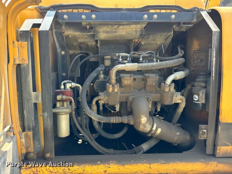 image for item OG9643 2001 John Deere 200LC excavator