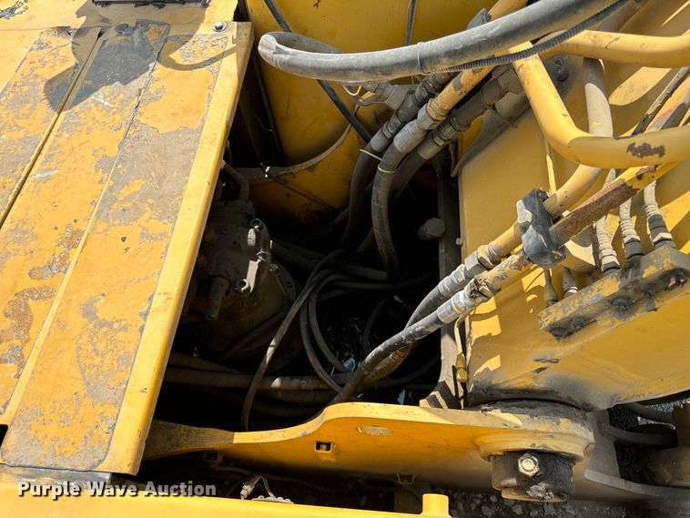 image for item OG9643 2001 John Deere 200LC excavator