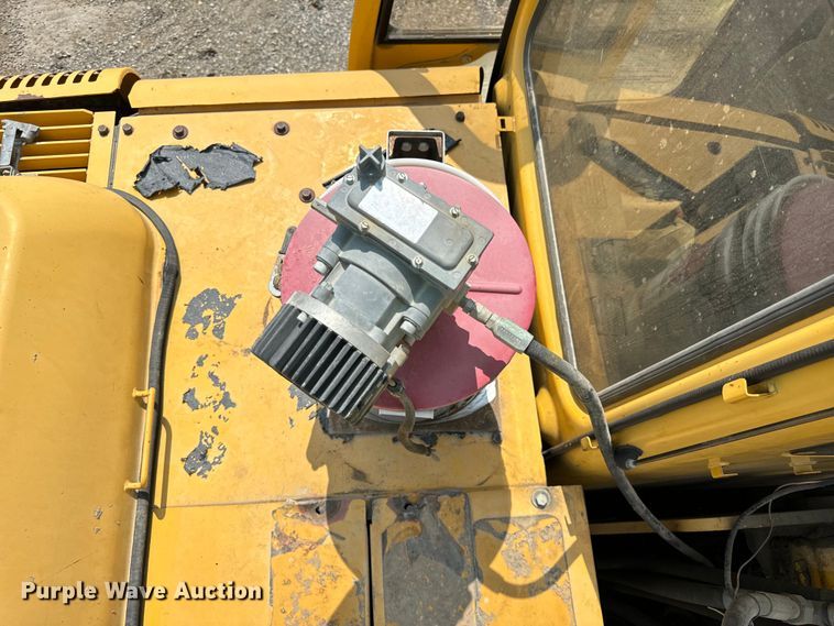 image for item OG9643 2001 John Deere 200LC excavator