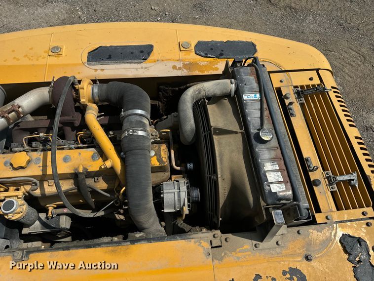 image for item OG9643 2001 John Deere 200LC excavator
