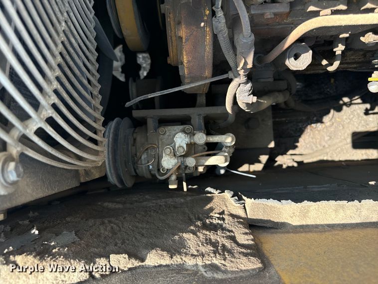 image for item OG9643 2001 John Deere 200LC excavator