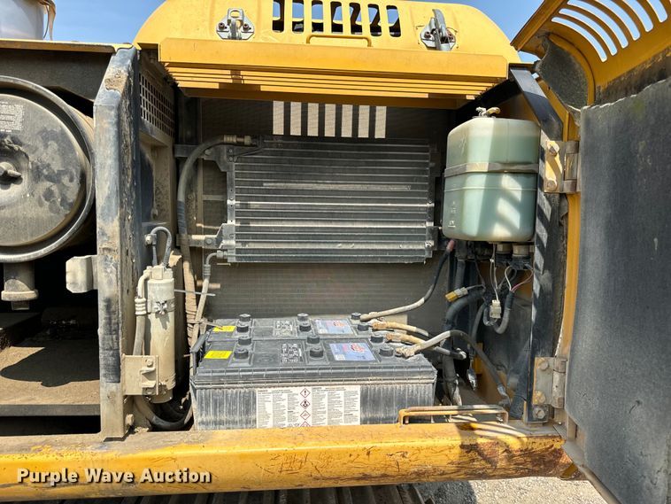 image for item OG9643 2001 John Deere 200LC excavator