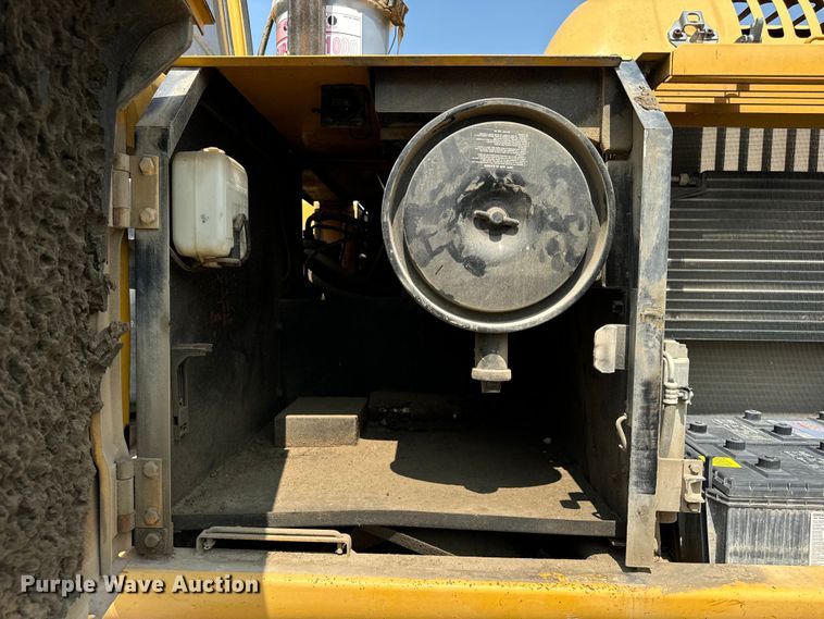 image for item OG9643 2001 John Deere 200LC excavator