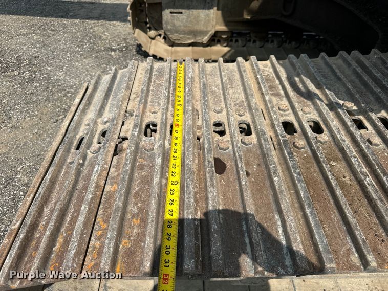 image for item OG9643 2001 John Deere 200LC excavator