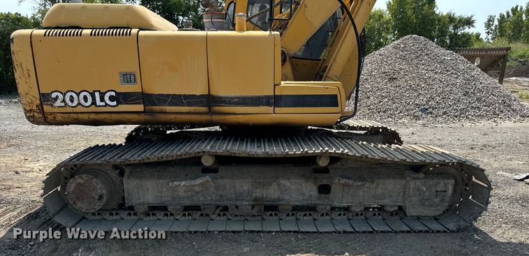 image for item OG9643 2001 John Deere 200LC excavator