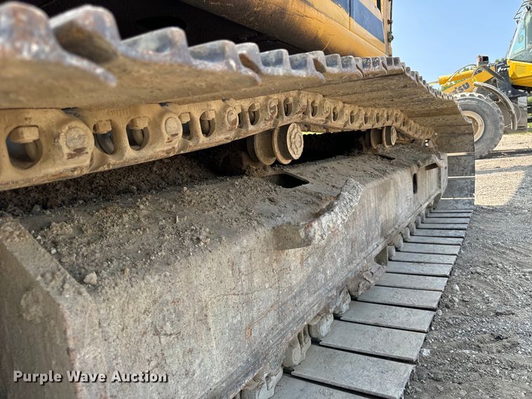 image for item OG9643 2001 John Deere 200LC excavator