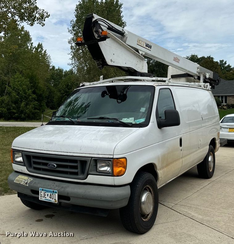 image for item OG9657 2006 Ford E350 Super Duty van with bucket lift