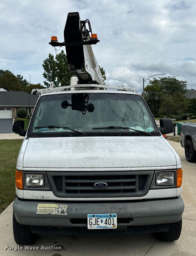 image for item OG9657 2006 Ford E350 Super Duty van with bucket lift