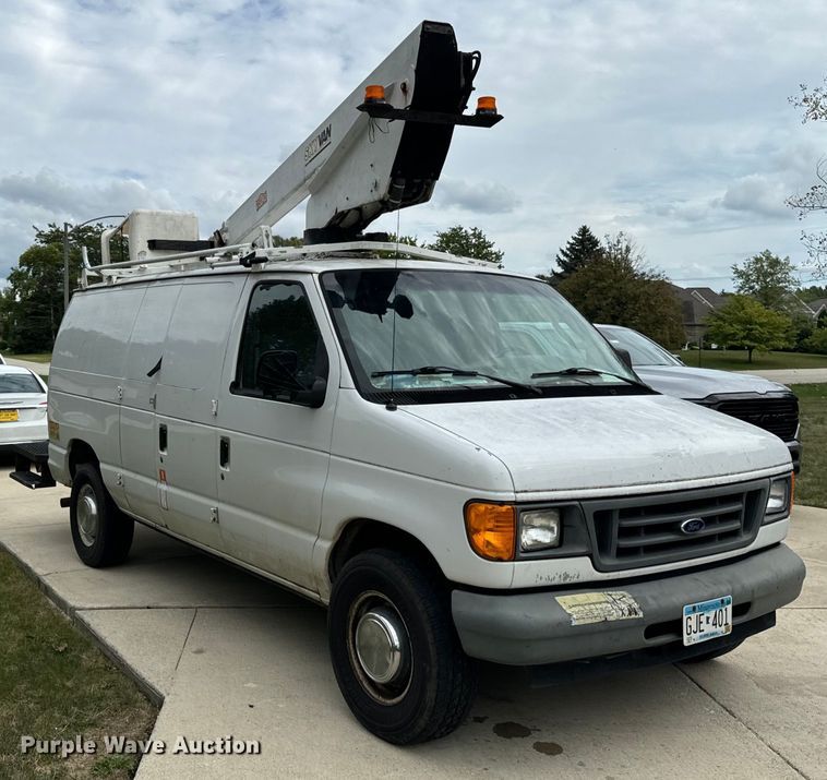 image for item OG9657 2006 Ford E350 Super Duty van with bucket lift