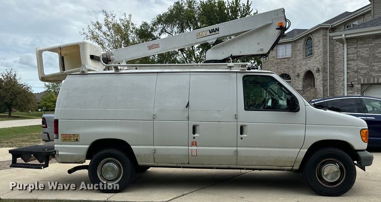 image for item OG9657 2006 Ford E350 Super Duty van with bucket lift