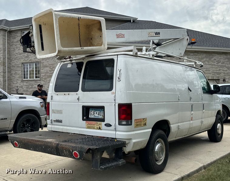 image for item OG9657 2006 Ford E350 Super Duty van with bucket lift