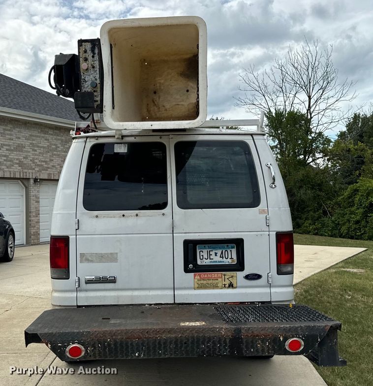 image for item OG9657 2006 Ford E350 Super Duty van with bucket lift