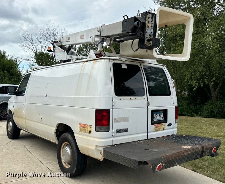 image for item OG9657 2006 Ford E350 Super Duty van with bucket lift