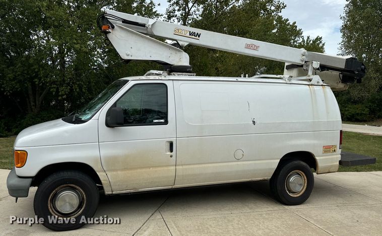 image for item OG9657 2006 Ford E350 Super Duty van with bucket lift