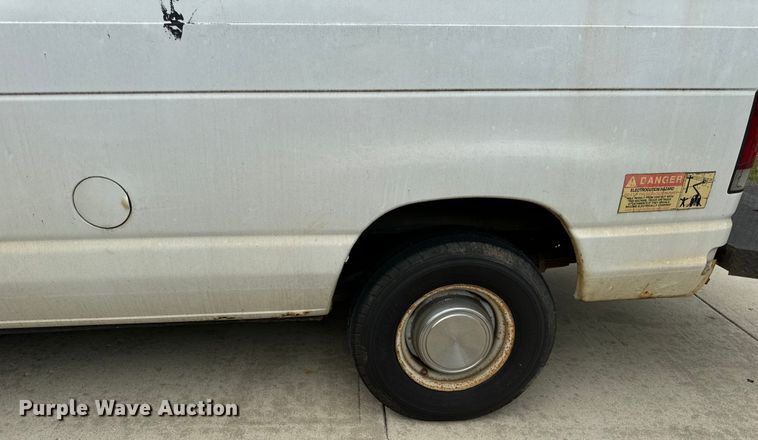 image for item OG9657 2006 Ford E350 Super Duty van with bucket lift