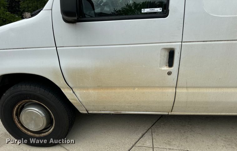 image for item OG9657 2006 Ford E350 Super Duty van with bucket lift