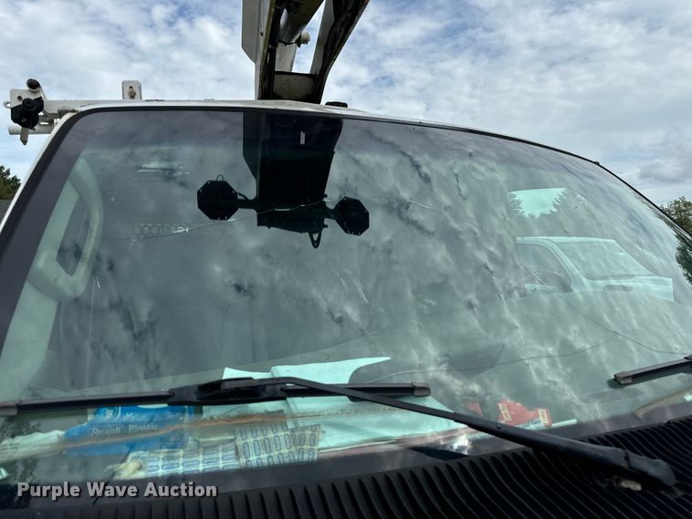 image for item OG9657 2006 Ford E350 Super Duty van with bucket lift