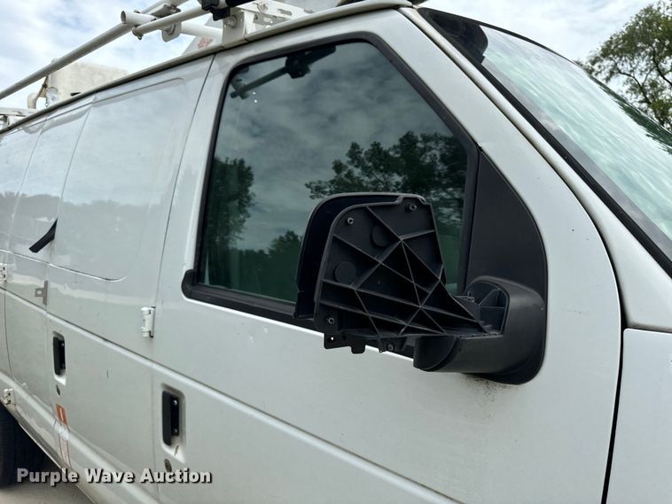 image for item OG9657 2006 Ford E350 Super Duty van with bucket lift