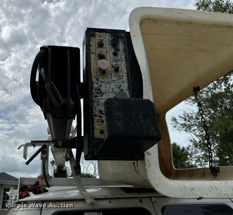 image for item OG9657 2006 Ford E350 Super Duty van with bucket lift