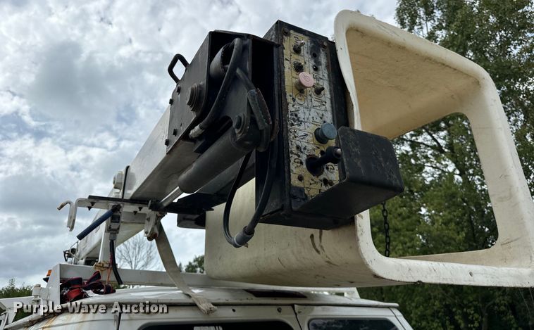 image for item OG9657 2006 Ford E350 Super Duty van with bucket lift