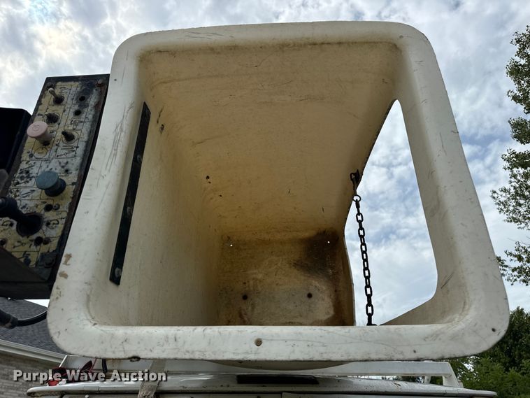 image for item OG9657 2006 Ford E350 Super Duty van with bucket lift