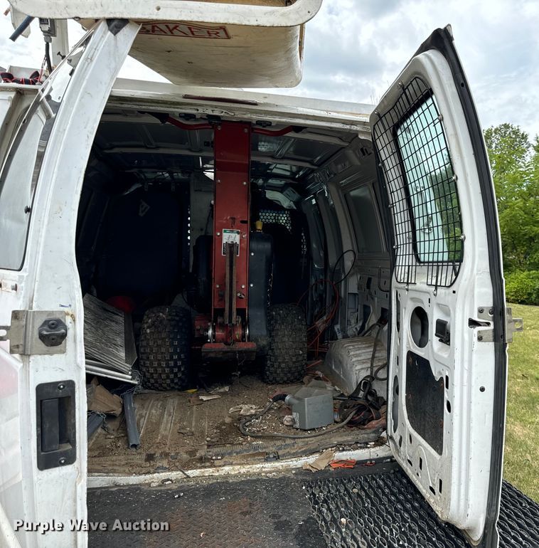 image for item OG9657 2006 Ford E350 Super Duty van with bucket lift
