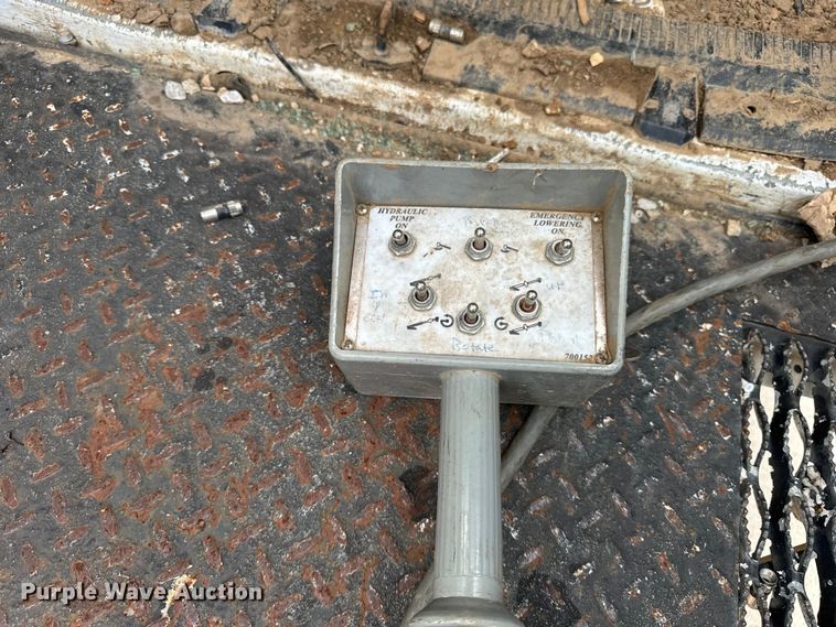 image for item OG9657 2006 Ford E350 Super Duty van with bucket lift