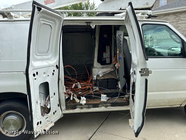 image for item OG9657 2006 Ford E350 Super Duty van with bucket lift