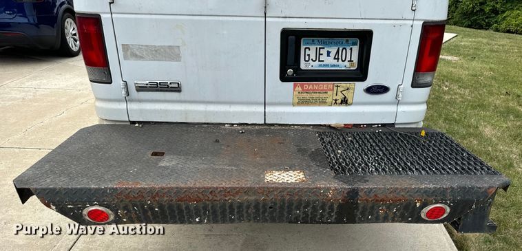 image for item OG9657 2006 Ford E350 Super Duty van with bucket lift